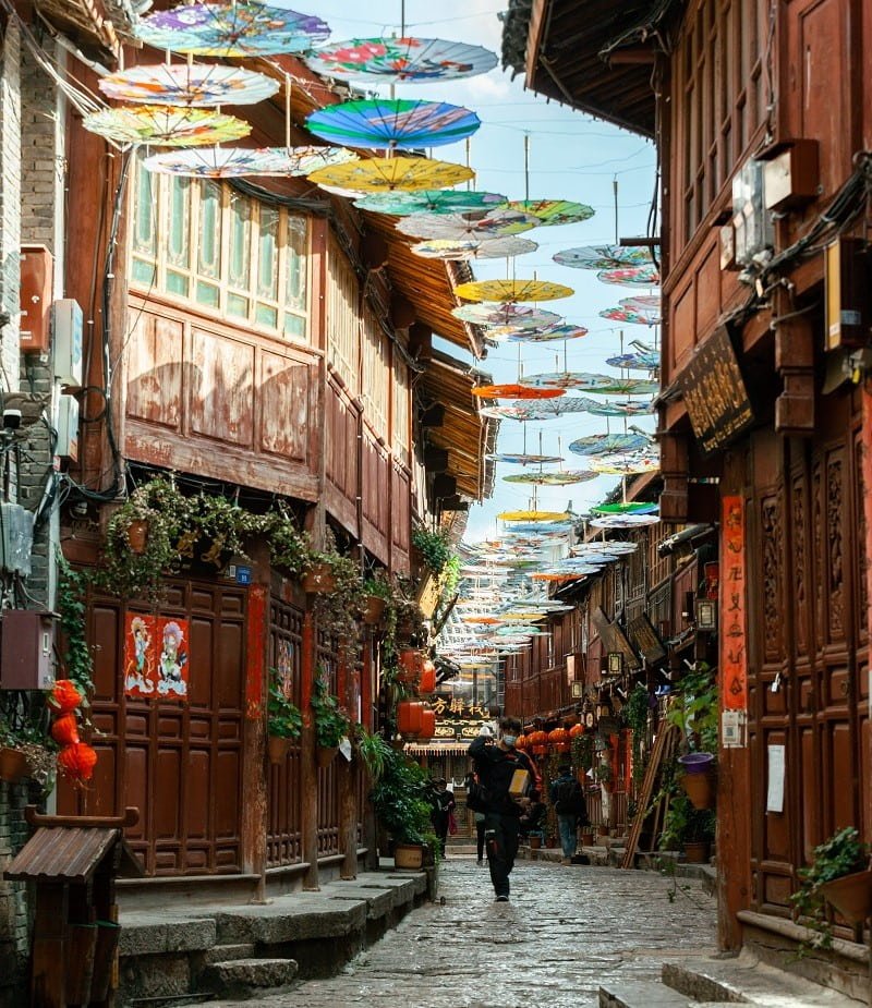 Lijiang ancient town is full of wooden buildings, green tiles, ancient streets and stone alleys