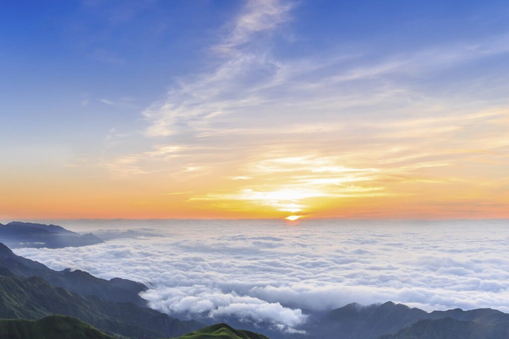 Breathtaking view of Lushan Mountain at sunrise, with a mesmerizing sea of clouds stretching as far as the eye can see