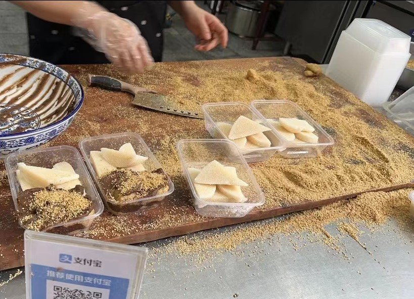 Honey Glutinous Rice is a popular summer snack unique to Xi'an