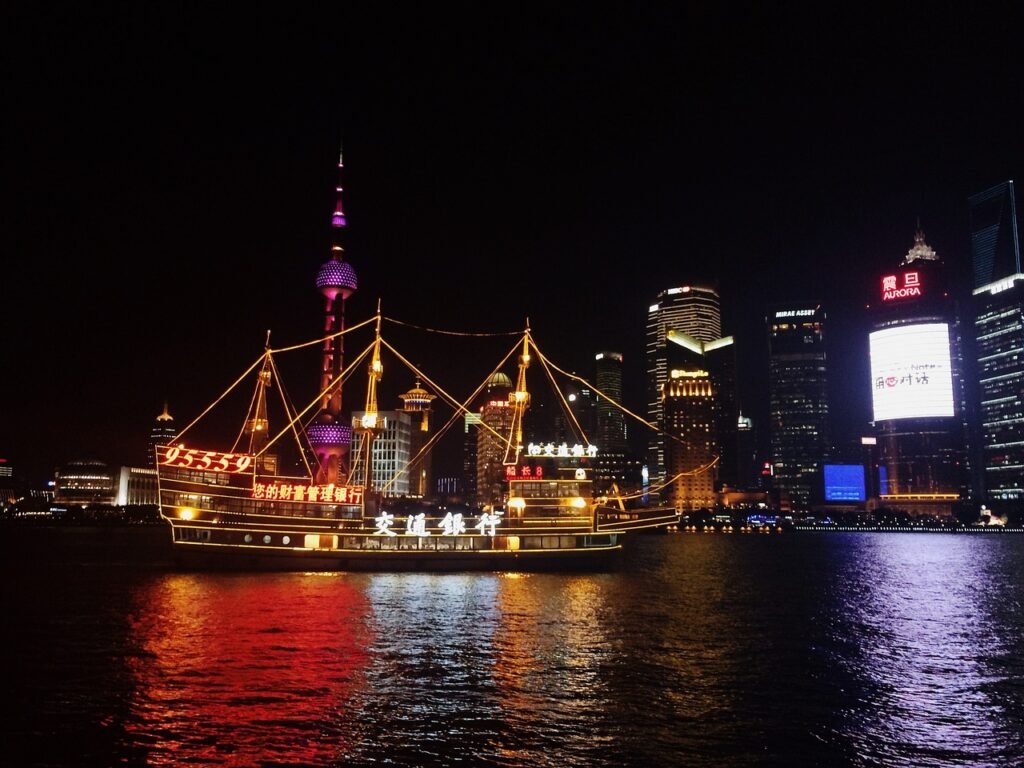 Take a cruise at night to enjoy the night view of the Huangpu River