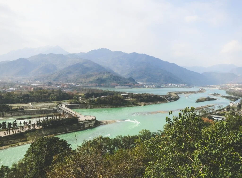 The green water of the lake flowed slowly, and there were many small houses around it