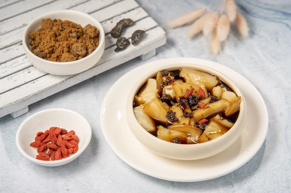 Cold rice cakes are a must-have in Chengdu to cool off the summer heat, and many girls like to buy one