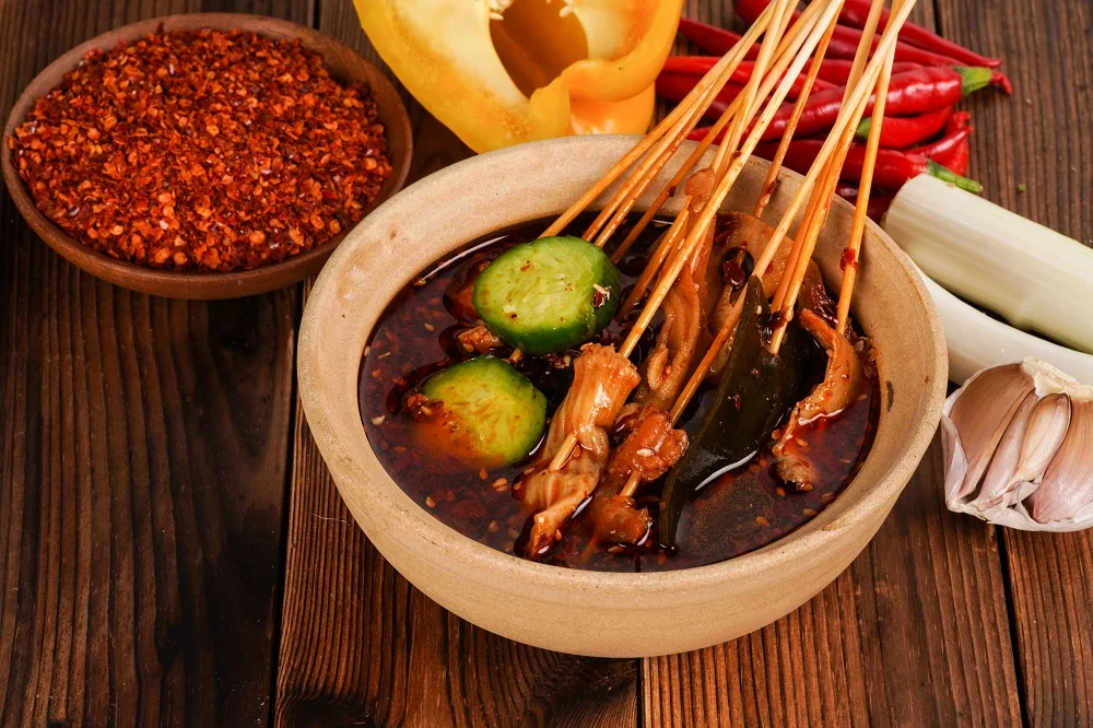 Sichuan Leshan's special food, Spicy Chicken Skewers, is appetizing with rice