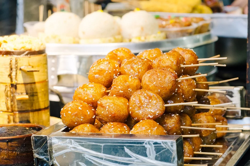 Sugar-oil Fried Glutinous Rice Balls is a very common breakfast food on the streets of Chengdu
