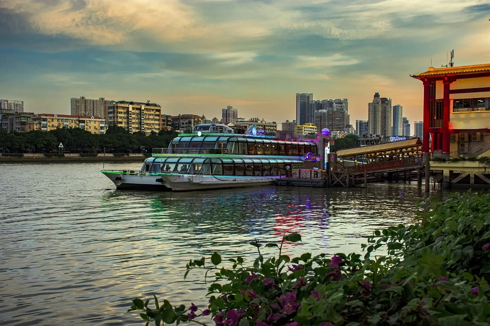 A cruise ship is sailing on the Pearl River. Visitors can enjoy the night view while taking the cruise