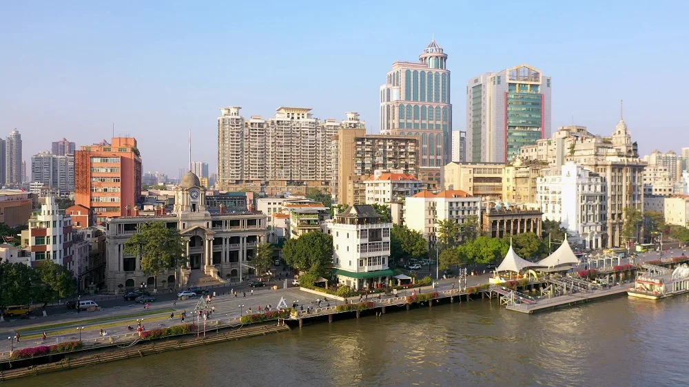 Aerial photo of Shamian Island, many pedestrians wandering in the street