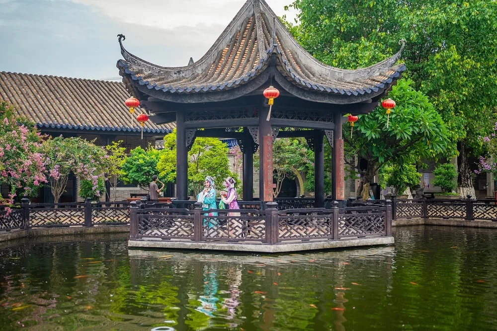 Cantonese opera actresses sing in the pavilion of Yuyin Shanfang at noon