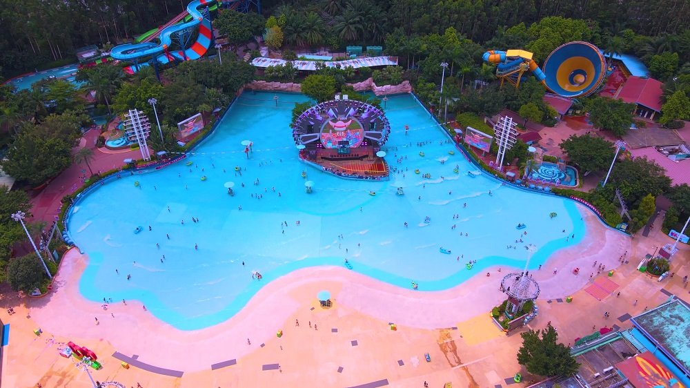 In summer, many people like to go to Chimelong Water Park to play in the water.