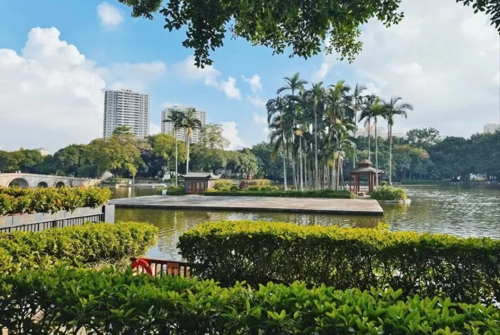 Liwan Lake Park is a place where locals often go to relax.