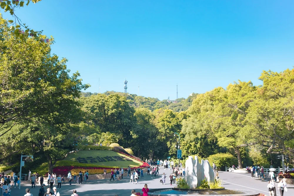 Many people like to visit Baiyun Mountain when the weather is fine