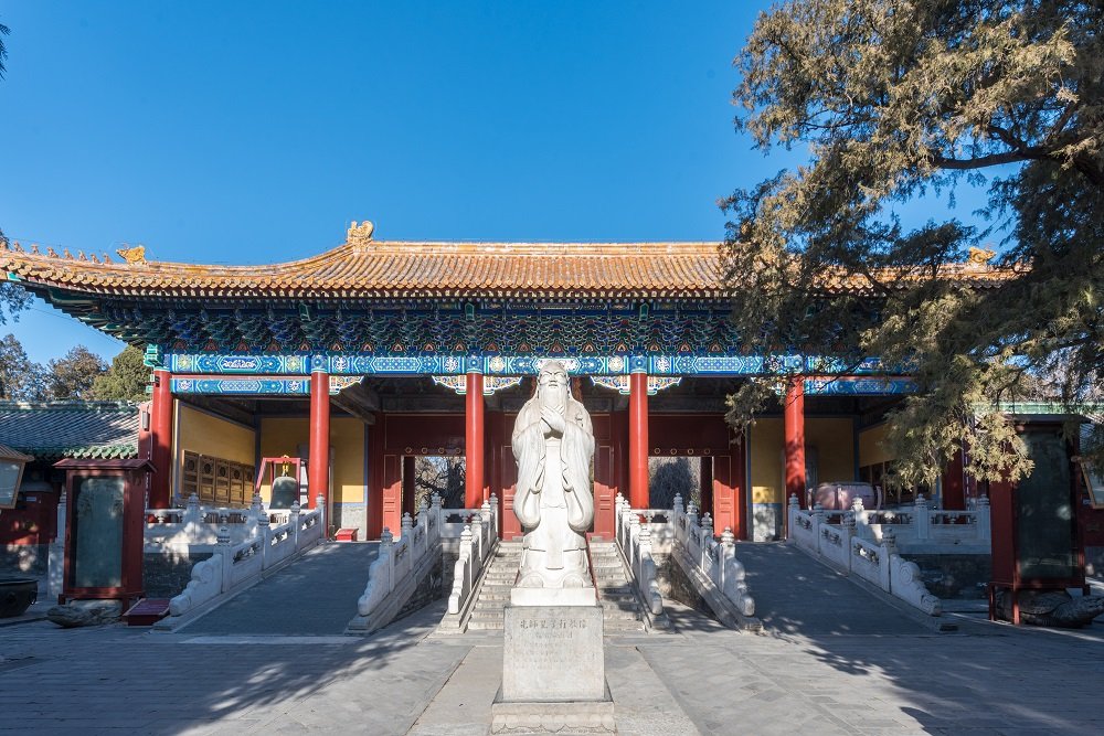 The statue of Confucius stands in front of the building