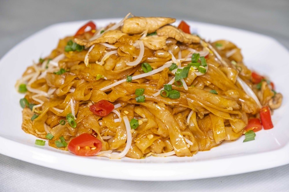 Stir-fried rice noodles are compressing beef or pork, and vegetables