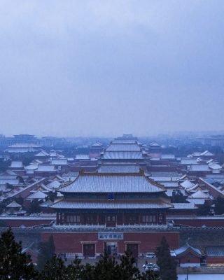 The Forbidden City is covered with a layer of white snow, which is a different scenery.